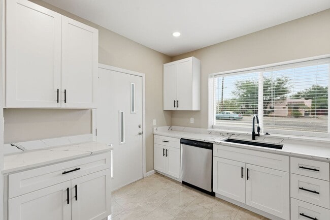 Building Photo - Bright, Fresh & Pet-Friendly — 3BR Retreat Minutes from U of A