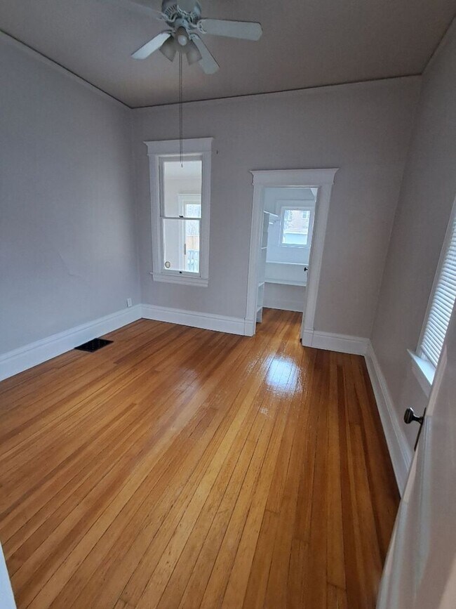 Building Photo - Beautiful 3 bed/2 bath Near Downtown!