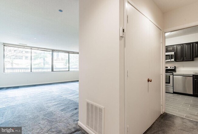 Building Photo - 3709 S George Mason Dr