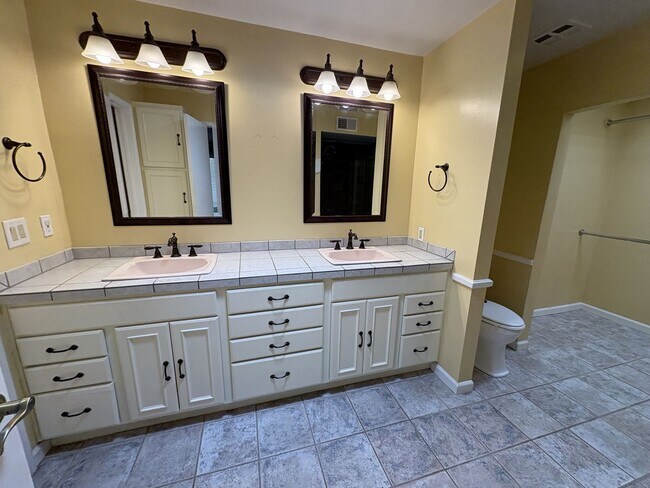 Building Photo - Highly sought community of Colonia Verde