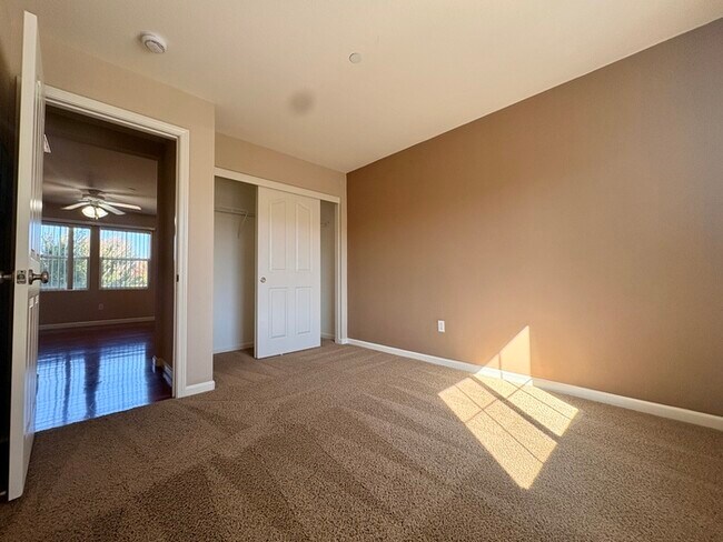 Building Photo - Beautiful Well Kept 2 Bedroom, 2 Bathroom in Roseville!