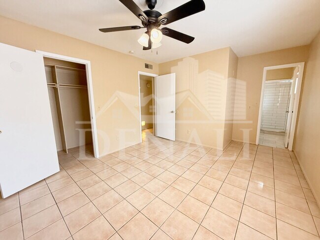 Building Photo - 1028 W Malibu Dr