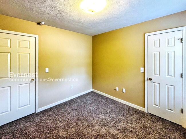 Building Photo - 3007 Willow Dr