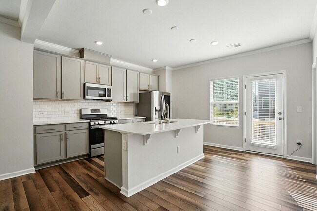 Building Photo - GREAT END UNIT IN CARY! Come see it today!