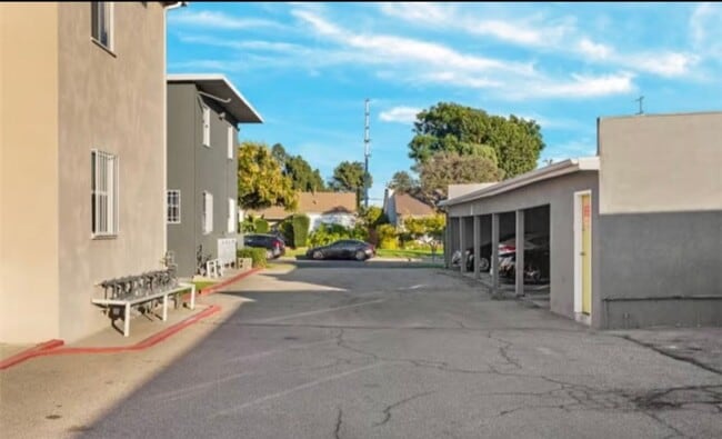 Building Photo - **MOVE-IN DEPOSIT SPECIAL** Lovely 2 Bedroom & 1 Bathroom