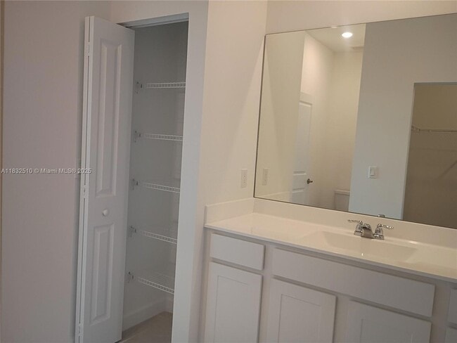 Building Photo - 329 SE Crossoak Ln