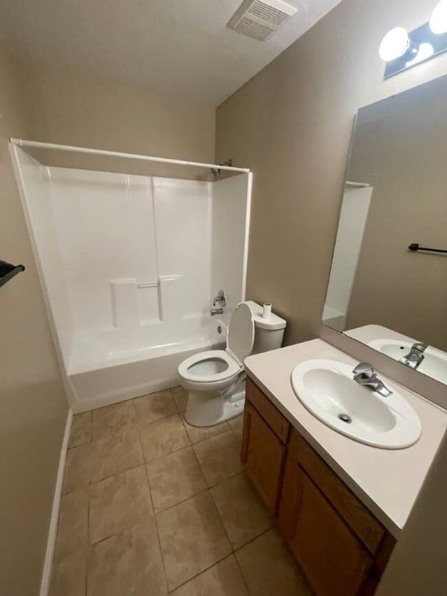 Building Photo - Your New Chapter Starts Here – 5 Bed, 2 Bath Syracuse Home + 2 Weeks Free!