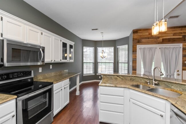 Lots of countertops - 10276 Lakeland Dr