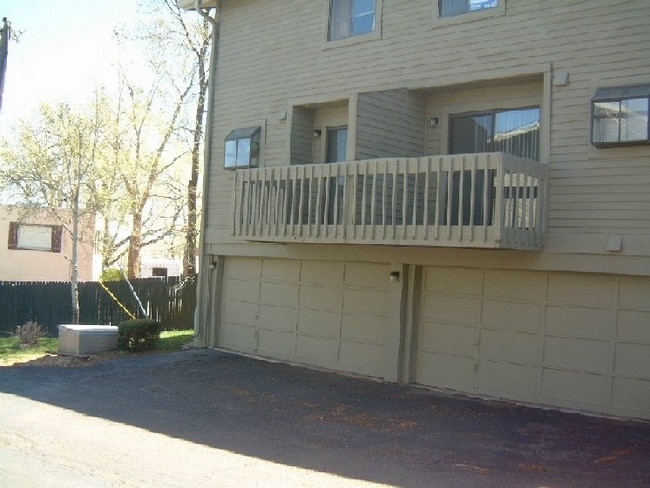 Building Photo - 32 E Old Broadmoor Rd