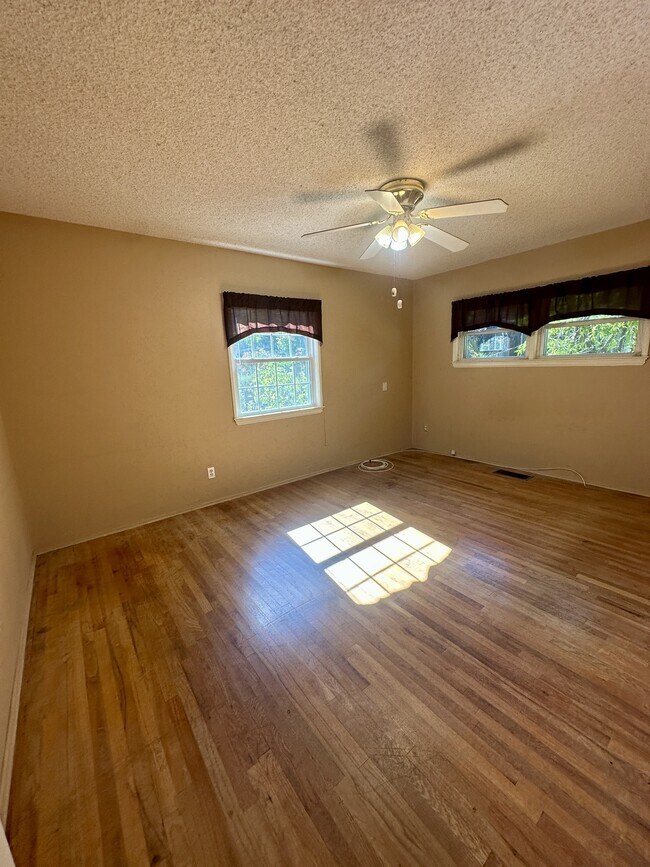 Building Photo - 9071 Paradise Park Dr