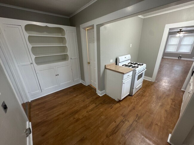 Building Photo - 4 Bed 2 Bath Home - HUGE BACKYARD