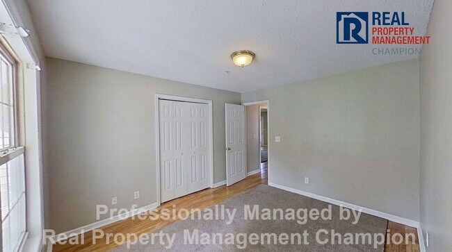 Building Photo - Spacious Upper Level Condo w/Open Floorplan and Split Bedrooms
