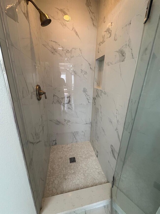 Building Photo - 806 W 24th St