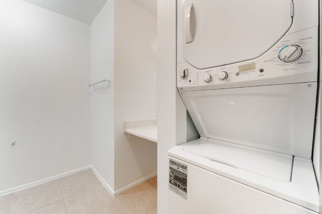 Building Photo - Single Story Condo One Bedroom and One Bathroom with a Washer and Dryer