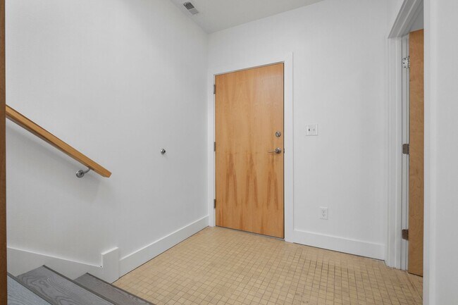 Building Photo - STUFF TO DO IN A SPACE FOR RENT