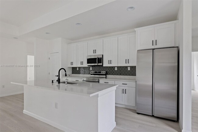 Building Photo - 746 Harriet Ave SW