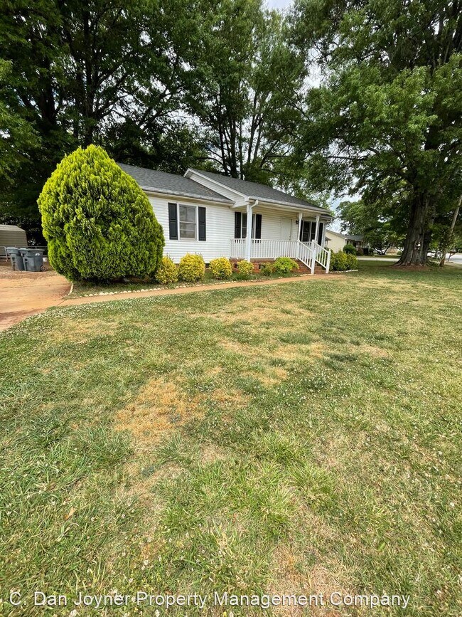 Primary Photo - 3 br, 2 bath House - 2001 Old Buncombe Rd