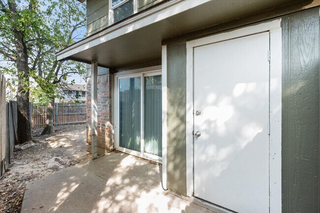 Building Photo - 311 Kings Way Dr