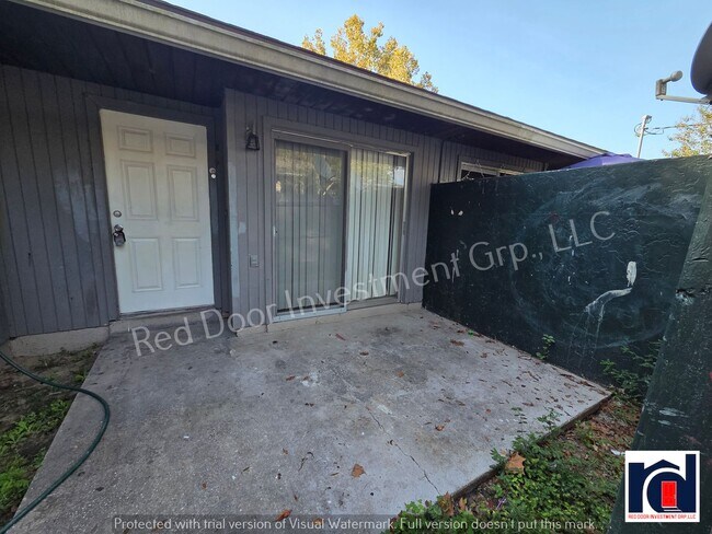 Building Photo - Spacious 2/2 quadplex