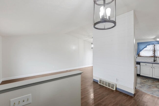 Building Photo - 2543 Stonington Ave