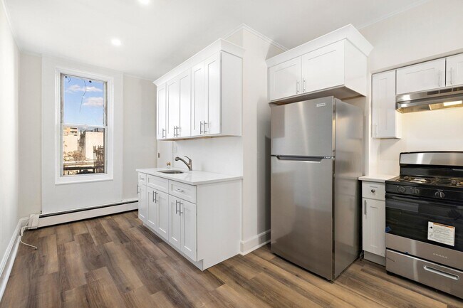 Building Photo - 606 1st St