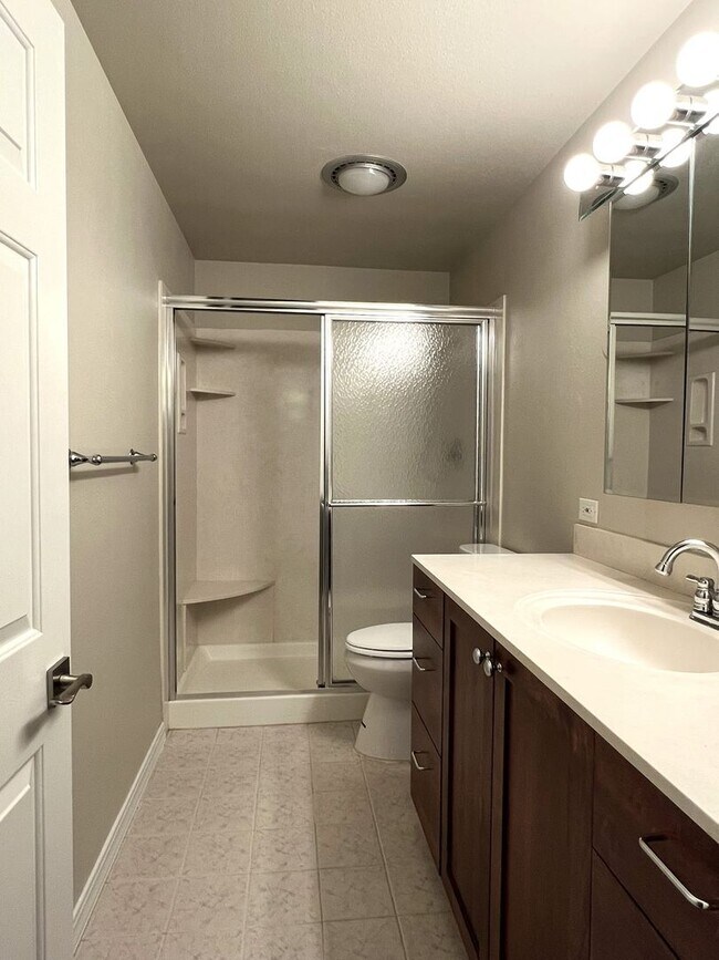 Building Photo - Fantastic 4 bed 3 bath home in the Highlan...