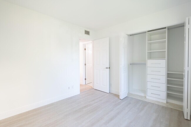 Building Photo - 2108 S Cypress Bend Dr