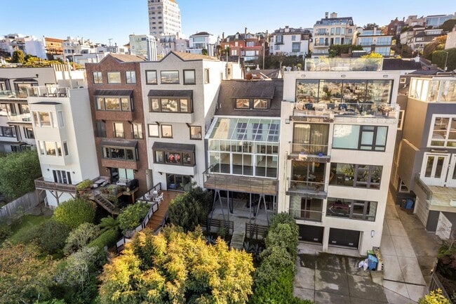 Building Photo - 2470 Broadway