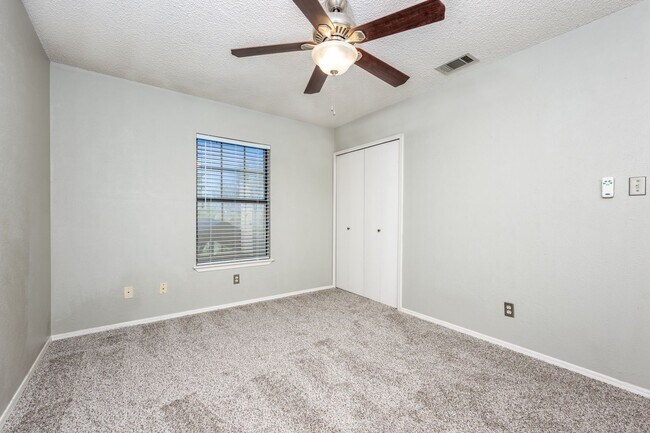 Building Photo - 1925 Parkside Dr