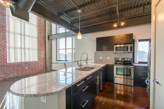 Building Photo - 1 Bed 1.5 Bath Modern Corner Unit Condo in Uptown Dallas!