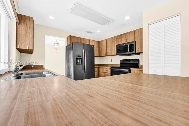 Building Photo - 8405 SW 181st Terrace