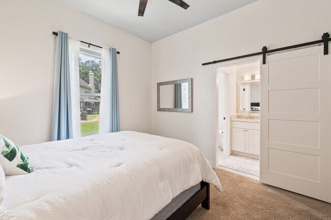 Building Photo - Beautiful 3/3 Pool Home in Gated Community W/ Lake Access