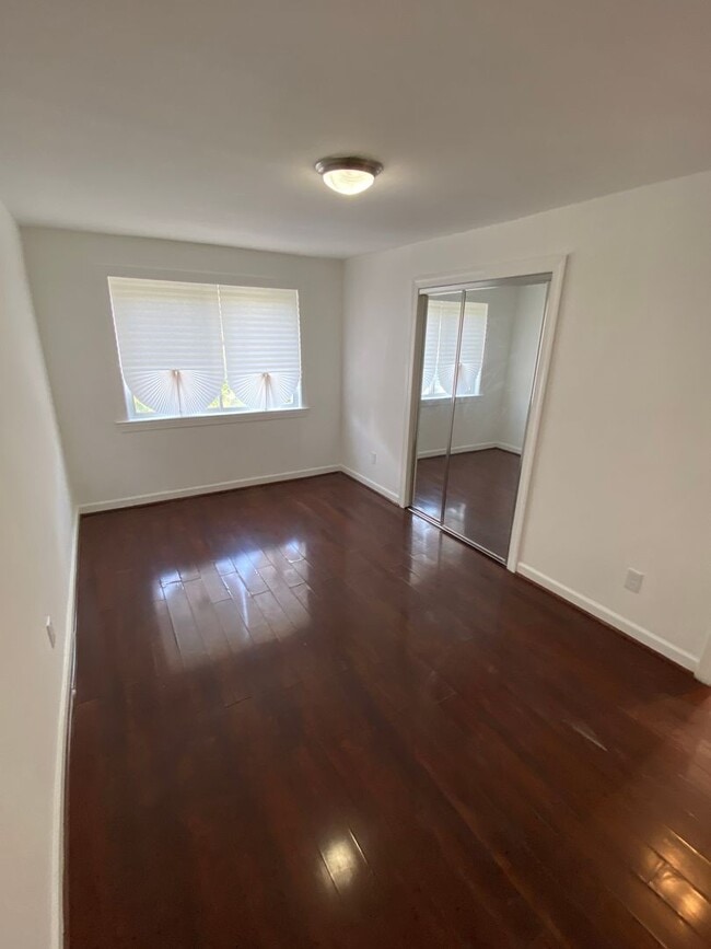 Building Photo - 2bd/1ba garden apartment; 706 sq.ft. $1500...