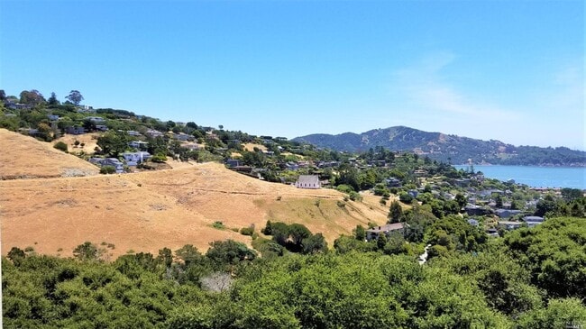 Building Photo - 102 Red Hill Cir