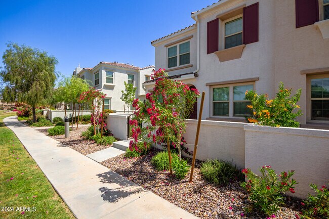 Building Photo - 4077 S Sabrina Dr