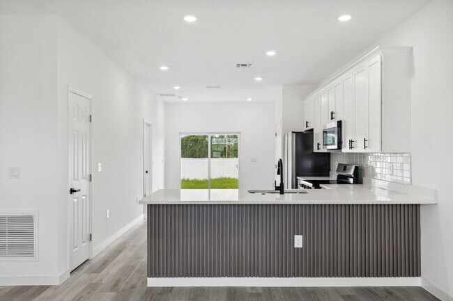 Building Photo - Stylish & Spacious 3 Bedroom Home in Prime Location!