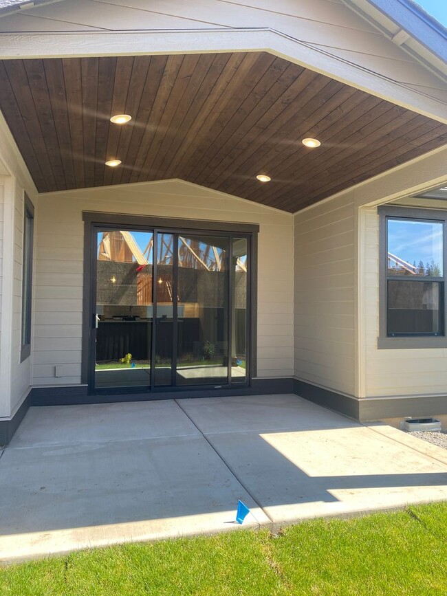 Building Photo - Beautiful home near Shevlin Park