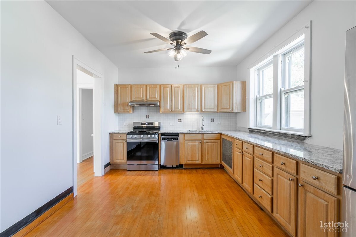 Large Eat-In Kitchen - 2121 W Morse Ave