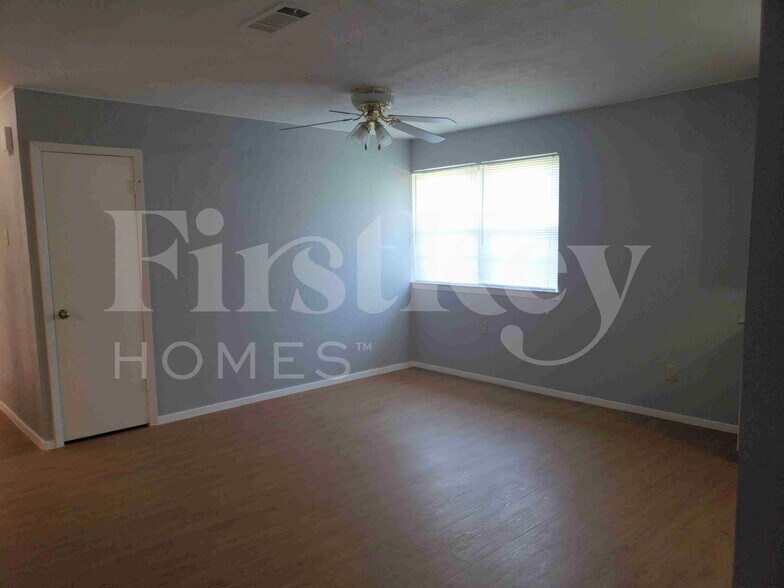 Building Photo - 6537 La Grange Dr