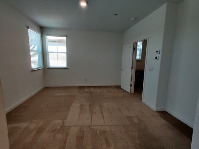 Building Photo - Beautiful 3 bedroom, 2.5 bathroom in Roseville!