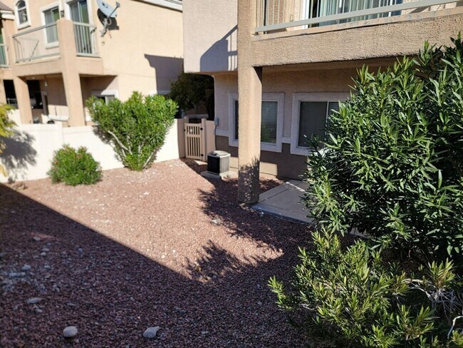 Building Photo - 3 Bedroom Townhouse with a backyard