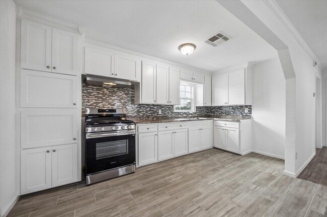 Building Photo - 609 Avenue M