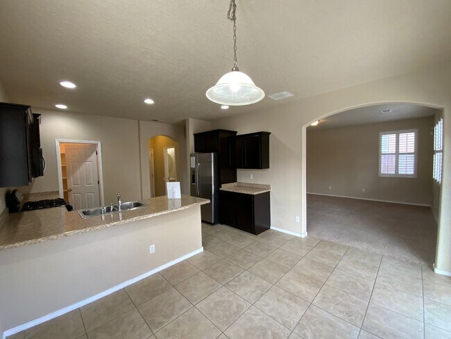 Building Photo - 3 Bedroom Home Available Near Unser Blvd NW & Rainbow Blvd NW!