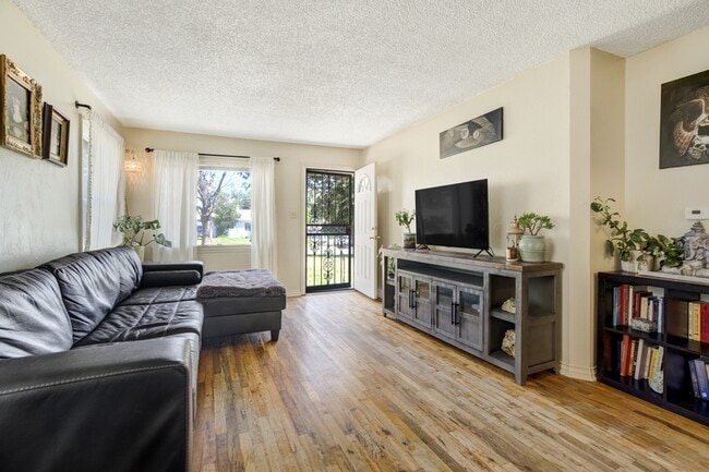 Building Photo - 515 W San Miguel St