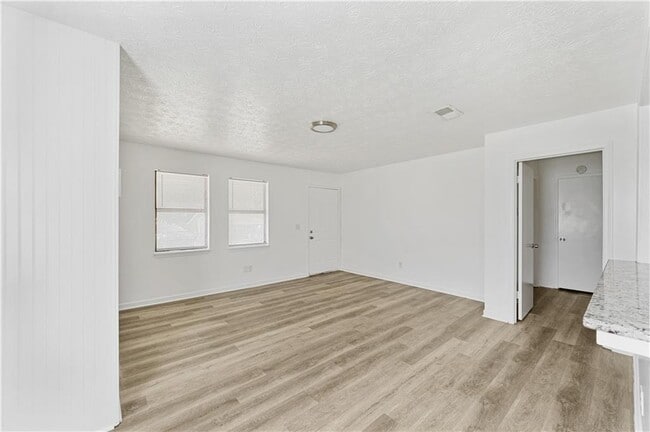 Building Photo - 210 Tanglewood Ln
