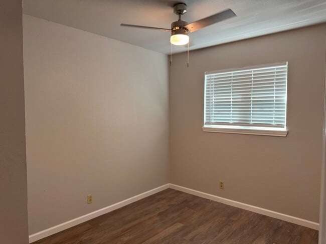 Building Photo - 226 Park Ln
