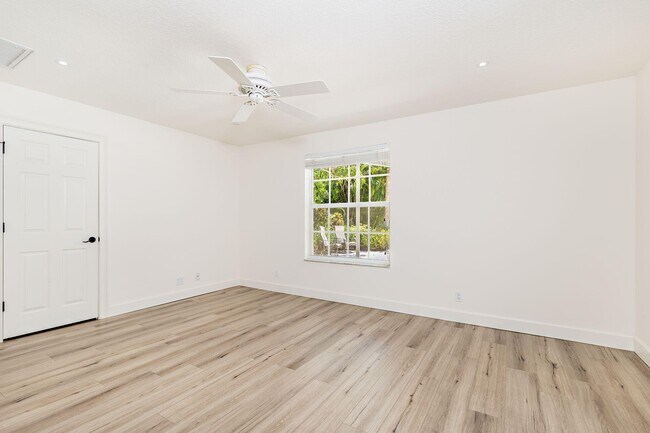 Building Photo - 120 Miramar Way