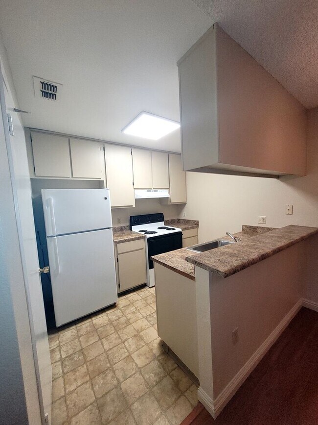 Building Photo - Condo on Madison Avenue. MOVE IN SPECIAL. 1 month free.