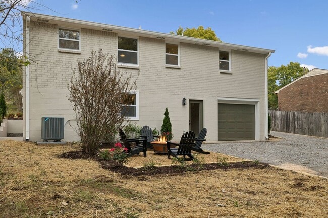 Building Photo - 215 Ash Dr