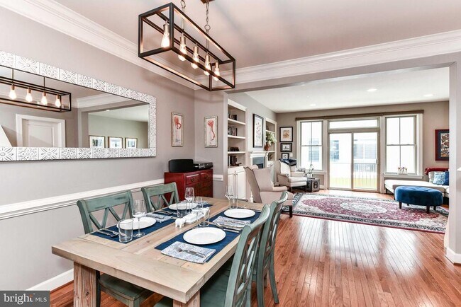 Building Photo - 2505 S Kenmore Ct